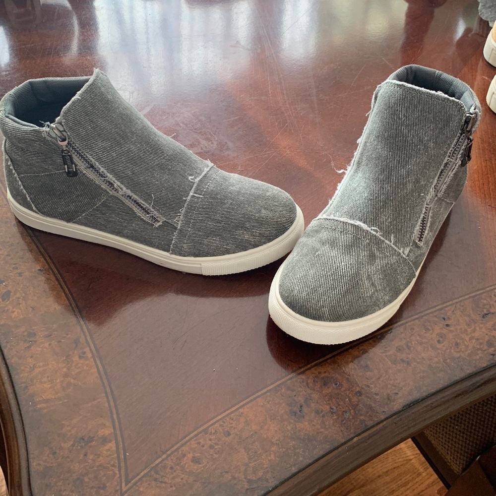 Outwoods women’s sneakers size 9